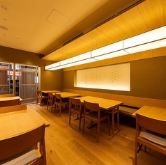 2~4名様までのお席は入り口入って広がるゆったりとした空間です。