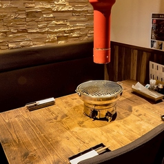 こだわりの店内。１階の半個室のテーブル席。落ち着いた空間に加え、無煙ロースターも完備で匂いも気になりません。