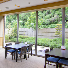 【テーブル席】四季折々の景色が楽しめるホール席。落ち着いた雰囲気で、日本料理雲海のお料理をお楽しみください。お席はソーシャルディスタンスを確保したレイアウトにしております。
