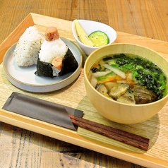 おむすびと野菜たっぷりお味噌汁(うまだし、めんたいこ)