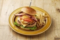 料理メニュー写真&nbsp;アボカドベーコンチーズバーガー