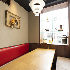 【ビジネスシーンにも相応しい♪風格漂うテーブル席】ゆったりとしたスペースを確保したテーブル席は、接待や大切な会食にもおすすめです。落ち着いた雰囲気の中で、じっくりとお料理とお話をお楽しみいただけます◎4～7名様でご利用いただけます。