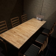 【～6名様用個室】プライベート感たっぷりの落ち着いた個室です。大切な友人との食事や、家族との団らんにぴったり。静かな空間で、ゆっくりとお楽しみいただけます。