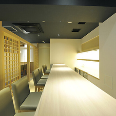 最大16名様まで対応可能な貸切も承っております。ご家族や大切な方々との特別な集まりなど、幅広いシーンでご利用いただけます。お客様のご要望に応じた最適なプランをご提案し、思い出に残るひとときを演出いたします。