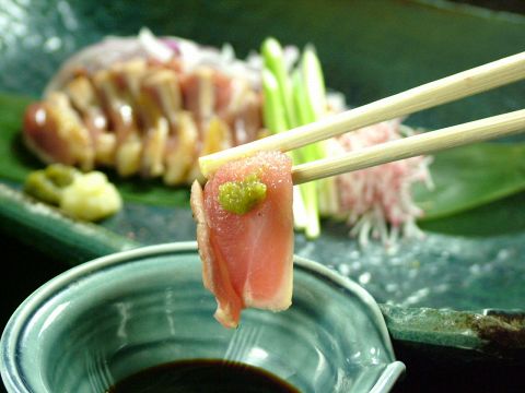 コリコリの食感が大人気！！日本三大地鶏とも名高い『さつま地鶏タタキ』