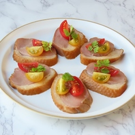 6名テーブルやソファー・グランピングテント個室など。