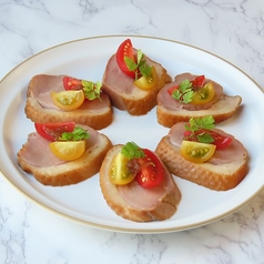 6名テーブルやソファー・グランピングテント個室など。