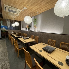 少人数から中規模の宴会まで対応可能なテーブル席があり、4名様でもゆったりと鍋を囲める広さが確保されています