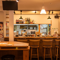 サク飲み派も“座りたい派”も大歓迎!立ち飲み+椅子席