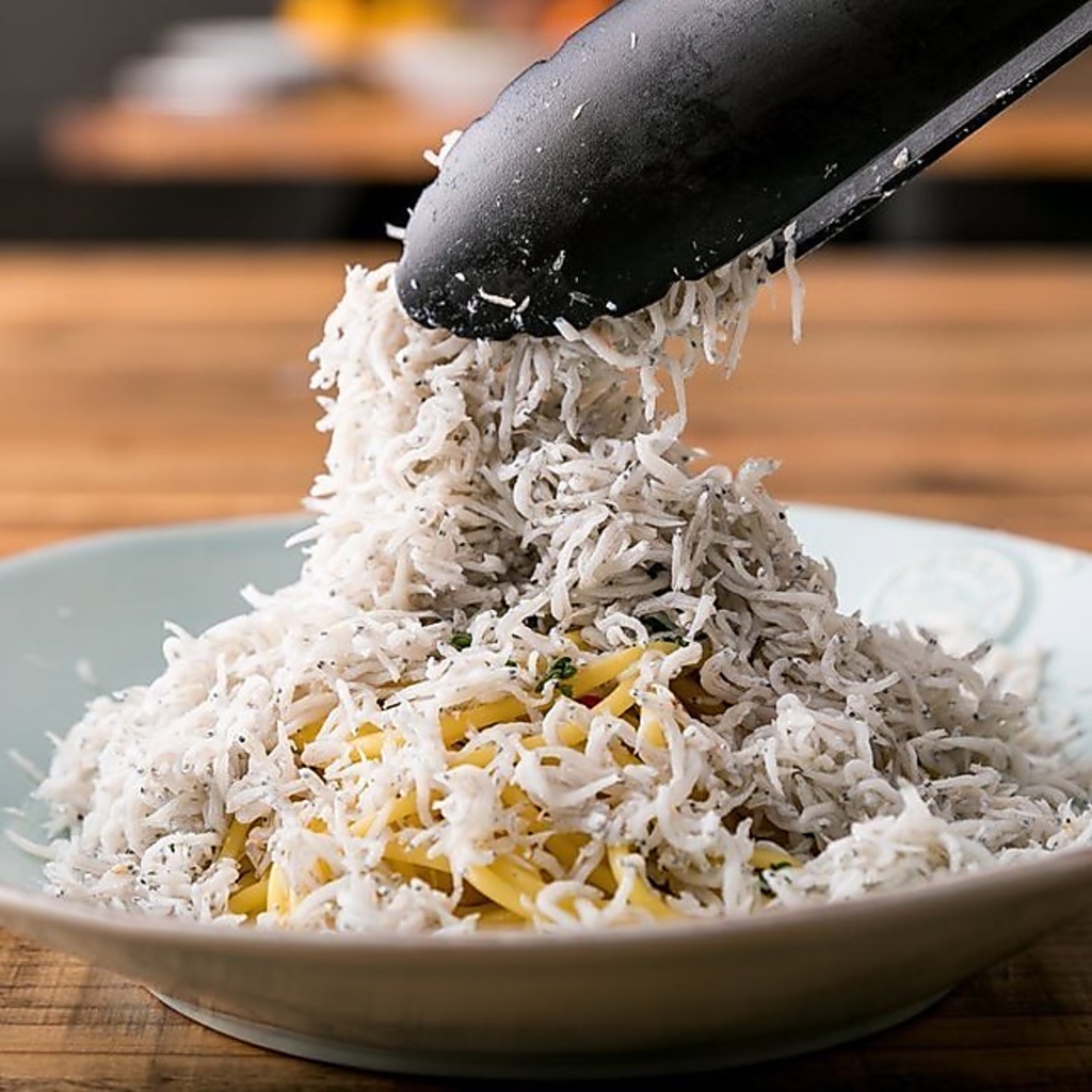 「ストップ！」と言うまでのせ続ける看板メニュー”のせ放題パスタ”！テレビでも話題の一品です☆