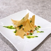 エビ春巻き　バジルの香り高いソース