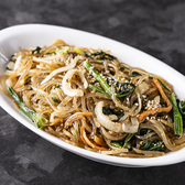 【自慢のチャプチェ◎】本場の味を再現した自慢のチャプチェ!もちもちの韓国麺に、お肉や野菜の旨味がたっぷり染み込んでいます。ごま油の香ばしい風味が食欲をそそり、お酒のおつまみにもご飯のおかずにもぴったりな人気の一品です。