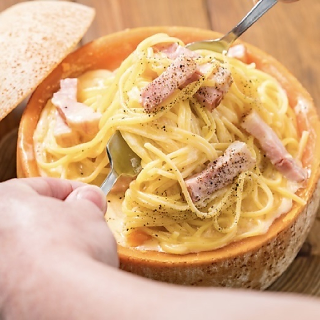 大人気のTHEカルボナーラは目の前で仕上げます！味はもちろんライブ感もお楽しみください♪
