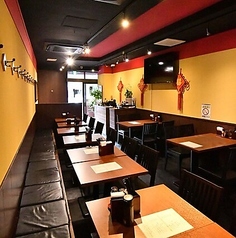 お1人様やサク飲みにも使いやすいカウンター席あり！店内の喧噪を聞きながら、ゆったりと料理やお酒をお楽しみいただけます◎