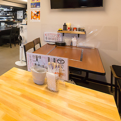 【テーブル席：4名掛け】ソフトドリンクやノンアルもご用意しておりますので、ご家族でのお食事も是非！ゆったり過ごせる雰囲気の中で、お好み焼きを楽しめます★