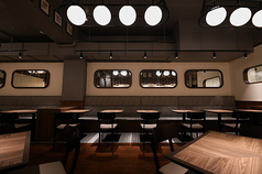 少人数からご利用可能なテーブル席。テーブルは人数に合わせて繋げることもできるので、友人・同僚との飲みなど、様々なシーンでご利用いただけます。