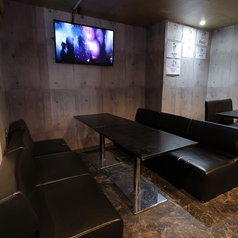 黒いソファとテーブルで統一感のあるお席は洗練された雰囲気で人気があります。