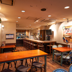 木の温かさを感じるテーブル席。落ち着いた照明とゆったりした間隔で、会話を楽しみながら食事ができます。2名から6名様に対応可能で、女子会・飲み会・家族利用など幅広く使える人気の席です。