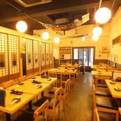 木の温もりを感じる落ち着いた店内は、広々としたテーブル配置で、店内貸切は最大54名様まで対応可能◎会社宴会・懇親会・打ち上げ・各種パーティーに最適です！