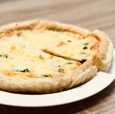 ベーコンとほうれん草の自家製キッシュ