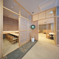 木の温もりに包まれる、上質で落ち着いた安らぎの空間