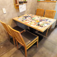 温かみのある空間と用途に合わせて選べるお席を用意♪