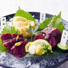 厳選馬肉　馬刺し3種盛り合わせ（赤身、コウネ、ヒレ）の写真