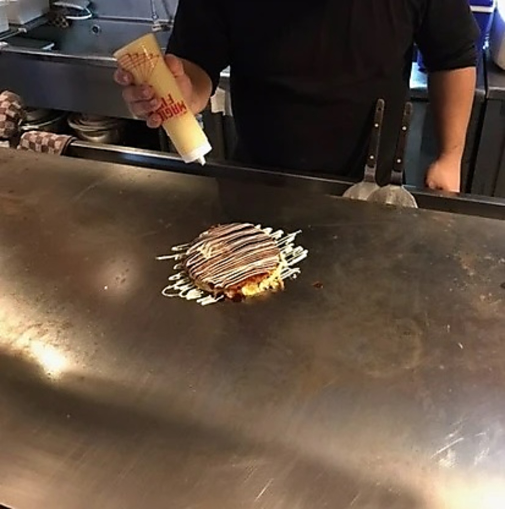 臨場感あふれる目の前での鉄板焼き。