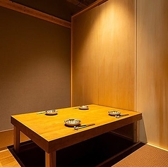 【掘りごたつ個室】プライベートなご宴会や外せないご接待に最適な寛ぎ空間。引き戸を開ければ広がる、和を基調とした寛ぎ空間。2～4名の少人数でのお集まりはもちろん、同じ仕様でご用意する合計3つの個室空間をつなげて、10名様以上のご利用も可能です。大切な取引先様とのご接待など、外せないお集まりに最適です。