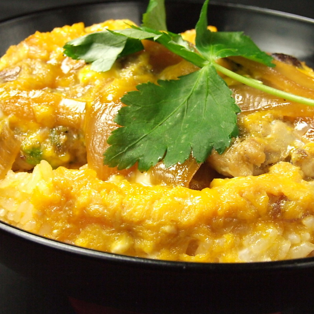 〆に食べたい！烏骨鶏（うこっけい）の卵をふんだんに使った名物親子丼。常連さんに人気の一品