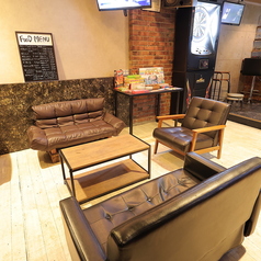 5名様でお座りいただけるソファのお席もございます!ゆったりとお酒を飲みながらお過ごしください☆