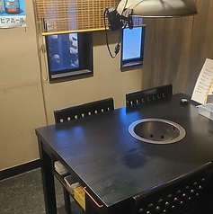 【最大4名様】大人の方4人だと少し狭いですが半個室もあります。 