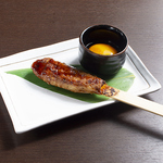 月夜のたぬきで月見のつくね♪濃厚な卵黄をたっぷり付けて召し上がれ。