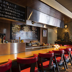 【お一人様でも大歓迎◎心地よい距離感のバー席風コーナー】ランチタイムや自分へのご褒美ディナーに、ふらりと立ち寄りやすいお席です。洗練された空間の中で、スタッフが心地よい距離感でおもてなしいたします♪