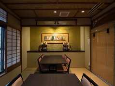 【麻の間】窓からは町屋の坪庭を眺めて、京都の風情をお楽しみください