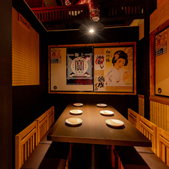 仲間内での飲み会や宴会に最適なテーブル席！内装にもこだわったテーブル席！料理の美味しさを引き立てる内観から生まれる雰囲気も大切にさせて頂きました！少人数～中規模の飲み会、宴会などにもご好評いただいております！池袋駅から徒歩1分の当店で仲間とざっくばらんに打ち解ける宴会をお楽しみください！