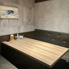 4名～6名様用のロールスクリーンで仕切られたテーブル席