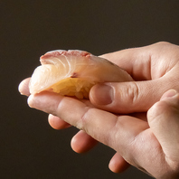 日本酒と合わせて店主こだわりの寿司をお楽しみください