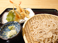 天ぷらそば(石臼挽き蕎麦）の写真