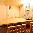 【宴会向きの席】居酒屋と言うよりは町の洋食屋さんのような明るい雰囲気の1階フロア。テーブル席は2名様×2卓、4名様×2卓のみ。全てのテーブル席の一方は壁に面しているので、居心地よくお過ごしいただけます。当店は全席喫煙OK。同僚との飲み会や久し振りに帰省した旧友とのお集まりなどにいかがでしょうか。