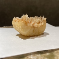 てんぷら粉の状態を見極め、最高の衣に仕上げます。