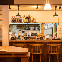 サクッと飲める立ち飲みエリアに、休憩できる簡易椅子もご用意。店内中央は少し広めのテーブル席、壁際には横並びカウンターがあり、距離が近づくデート向きのレイアウトです。0次会や二次会の“はしご酒”にも最適。視界が開けたカジュアルな雰囲気で、初めて同士でも会話が弾みます!