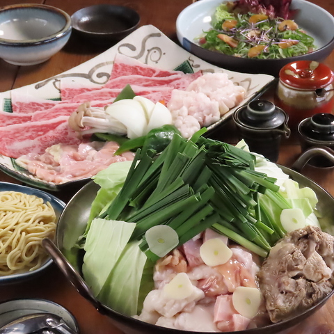焼肉ともつ鍋の老舗が贈る、旨みたっぷりのテールスープもつ鍋をご賞味ください。