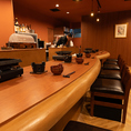親しい方とのサシ飲みや女子会、デートにぴったりなお席。温かみのある空間で会話を弾ませながらお食事を楽しんでいただけます。目の前で繰り広げられる調理風景が特別感を演出しお酒も進む居心地の良さが魅力。思い出に残る素敵なディナータイムを演出します。