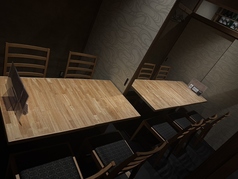 【～4名様用個室】アットホームな雰囲気が魅力の小さめな個室です。カジュアルな食事会やデートに最適な空間です。親しい人と過ごす至福のひとときを、心ゆくまでお楽しみください。