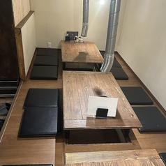 会社の宴会や合コンなど長時間盛り上がりたい時には、掘りごたつ席がおすすめ！窮屈さを感じることなく足を楽にできるから、最後まで元気いっぱいに楽しめます。美味しい料理をみんなで囲めば、自然と笑顔がこぼれる素敵なひとときになります♪