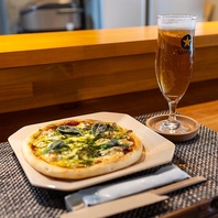 オーナーと会話が弾むカウンター席で至福のひとときを。