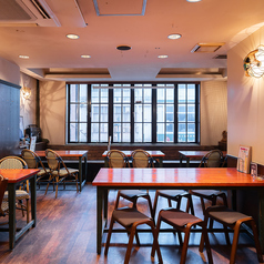 自然光が差し込む開放感あるフロアは、貸切時に特に人気のスペース。テーブルレイアウトの変更も自由で、20名様以上の宴会やパーティーに最適です。団体利用でもゆったり過ごせる広さが魅力です。