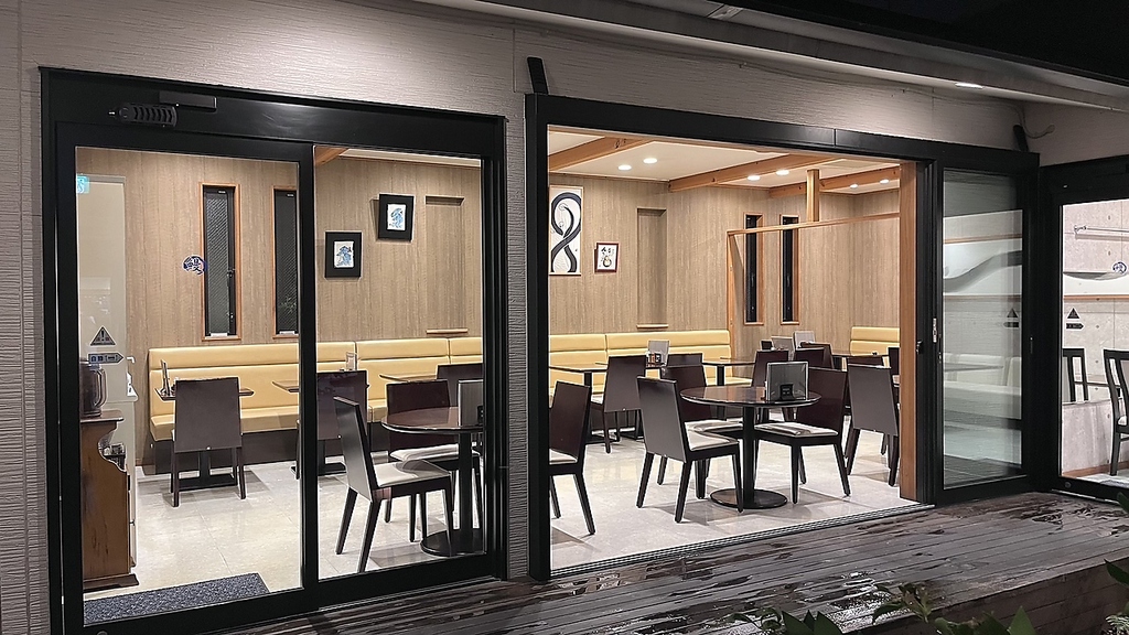 奥のお部屋の他に、お座敷、個室席、バーカウンター席など雰囲気の違うお部屋のご用意がございます。