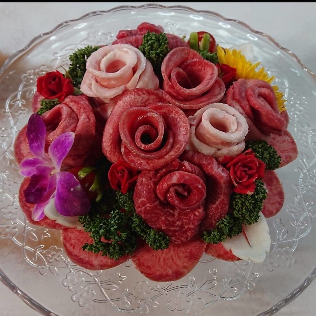 肉ケーキ（税込11,000円）お誕生日や記念日に黒家特製”肉ケーキ”で感動のひとときを。